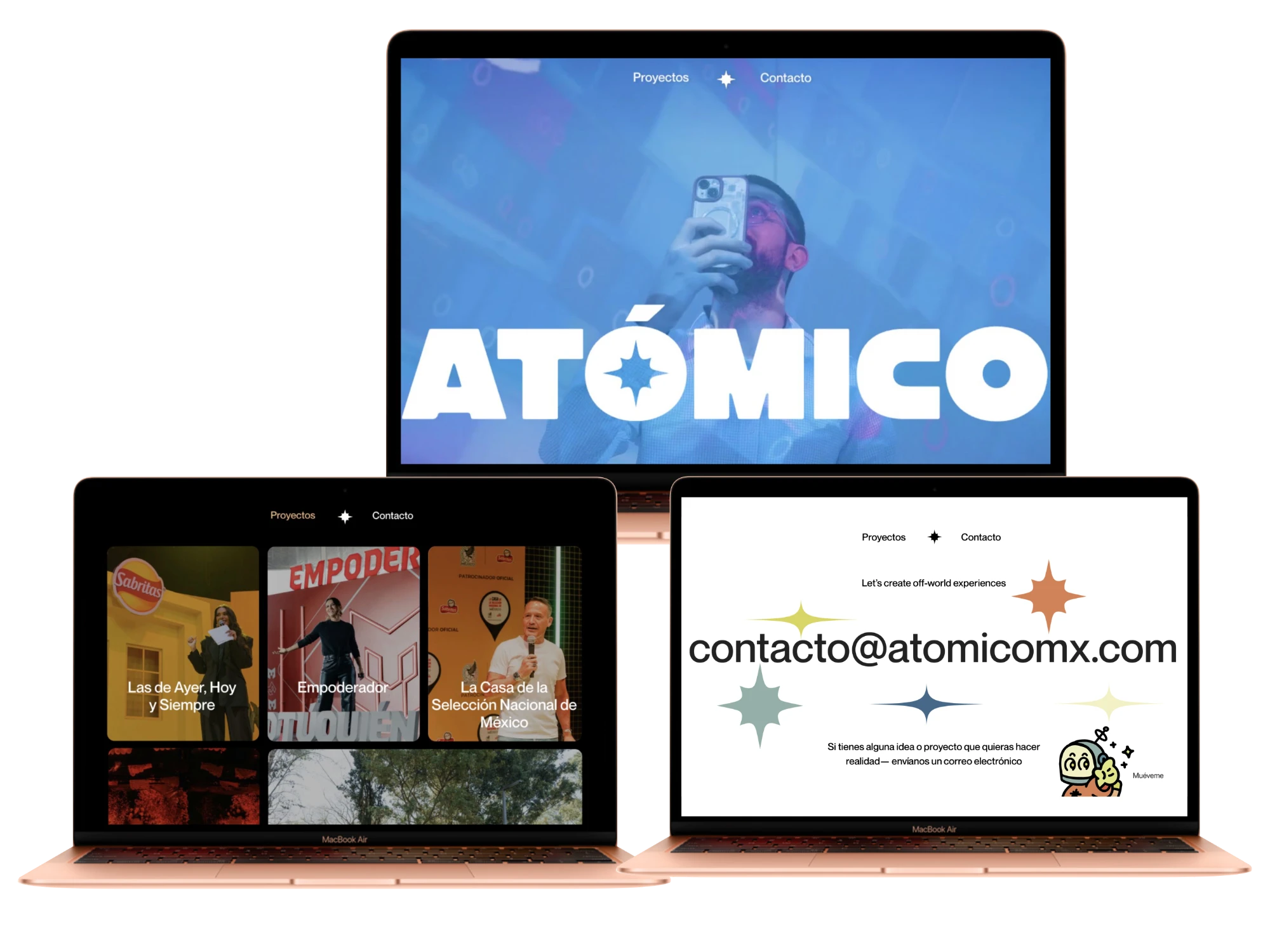 Tres laptops con el sitio de Atómico: la portada, el listado de proyectos y la página de contacto