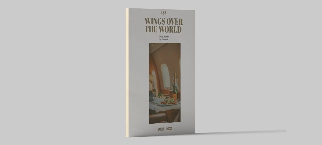 La portada impresa de Wings Over the World, de pie